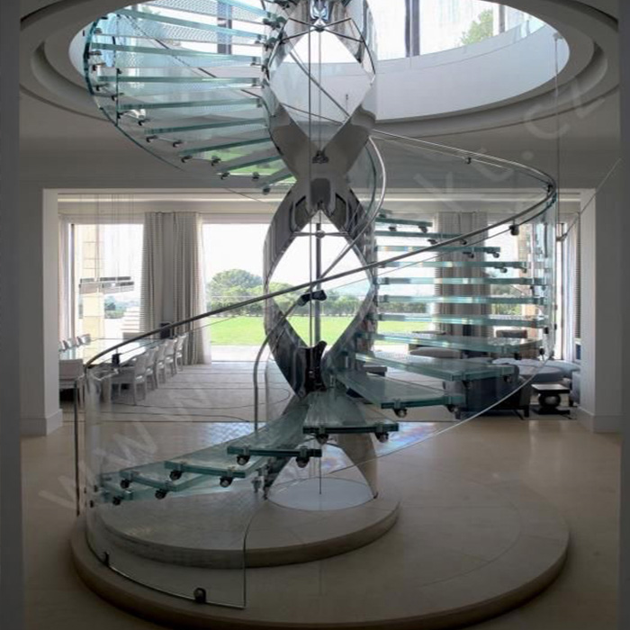 винтовая лестница из стекла с декоративным металлокаркасом