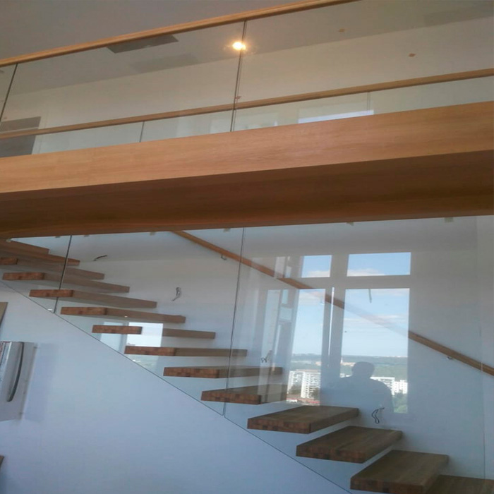 консольная лестница со стеклом