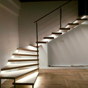деревянная лестница с подсветкой